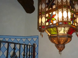 het huis heeft een vleugje Arabische "Mudejar" stijl, onder andere door lampen uit Marokko
