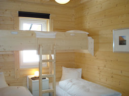 Solfelden vakantiewoningen slaapkamer met 2 x 1 pers. bedden en extra hoogbed.